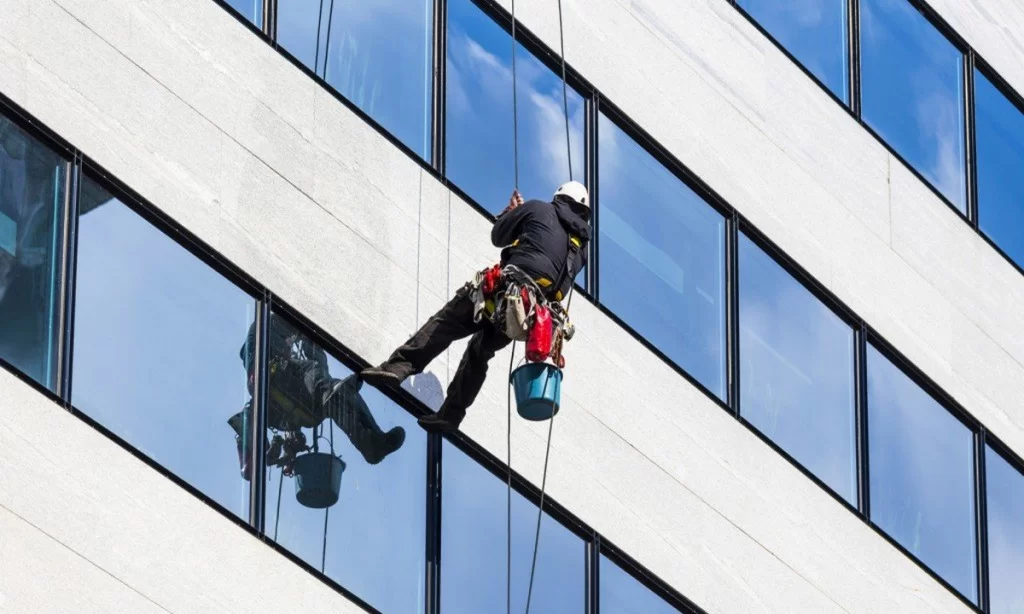 Jasa Pembersihan Kaca Gedung